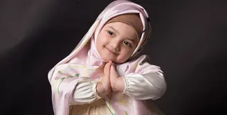 Arsy terlihat begitu imut saat ia mengenakan hijab. Anak kelahiran 14 Desember 2014 tampak makin imut dengan pose mengucap salam. (Foto: instagram.com/queenarsy)