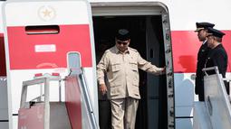 Presiden Prabowo Subianto tiba di Pangkalan Udara Halim Perdanakusuma, Jakarta Timur, Jakarta, pada Selasa 14 Oktober 2025. (YASUYOSHI CHIBA/AFP)