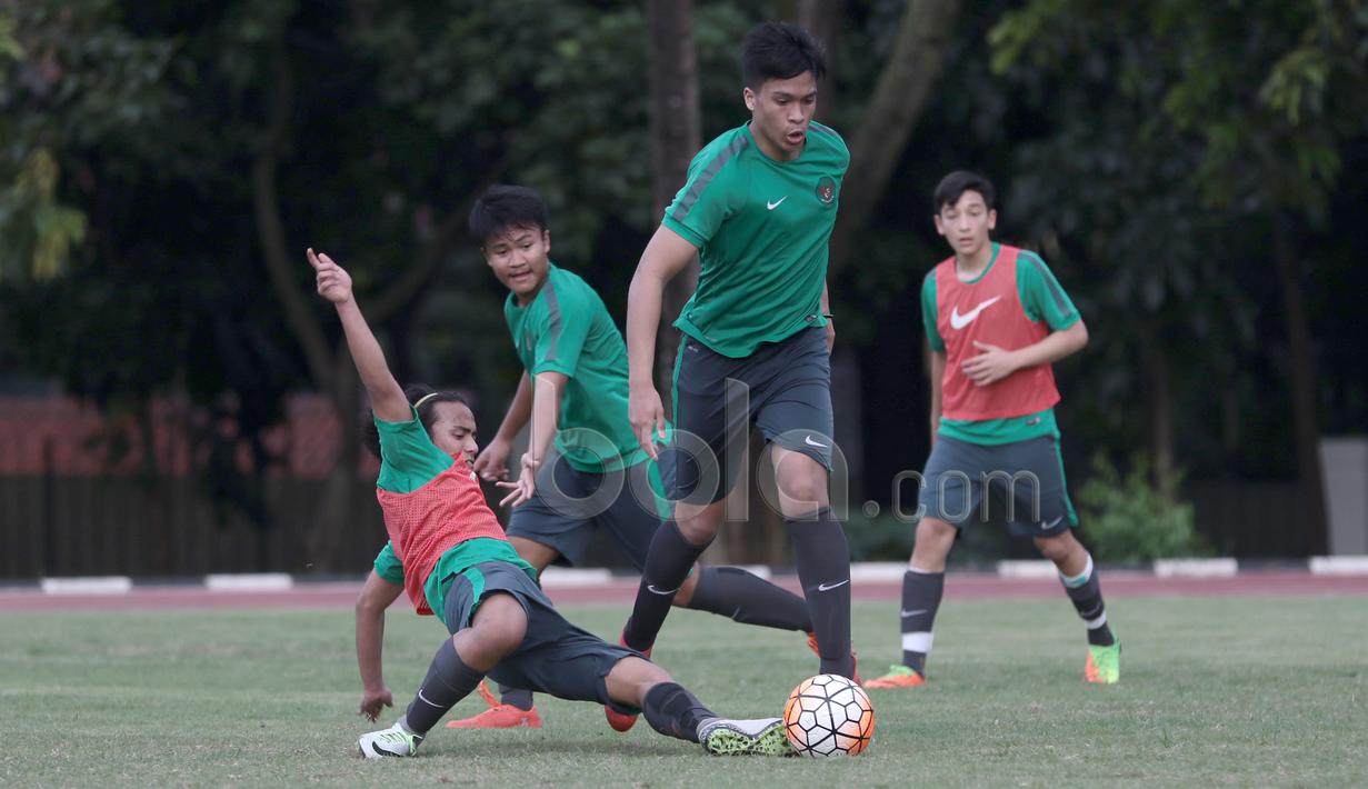 Aksi Rafid Habibie dari ISM Academy Perugia (kiri) menghalau bola dari rekannya pada sesi latihan di Stadion Atang Sutresna, (06/04/2017). 14 pemain yang bermukim diluar Indonesia mengikuti seleksi perdana Timnas U-19. (Bola.com/Nicklas Hanoatubun)