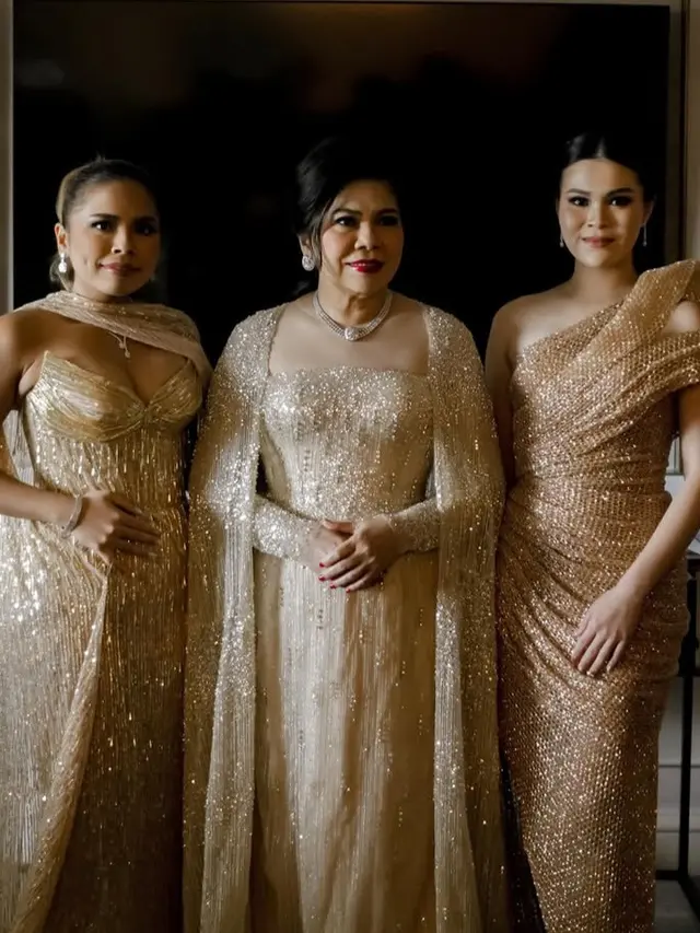 Gaya Glamor Keluarga Hotman Paris saat Resepsi Pernikahan Frank Hutapea-Winona Delany. [@monicaivena]