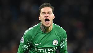 2. Ederson Moraes (Manchester City) - Uang besar yang dikeluarkan The Citizens untuk memboyong kiper asal Brasil ini tak sia-sia. Refleks yang cepat dan berani duel satu lawan satu membuatnya menjadi kiper yang disegani. (AFP/Oli Scarff)