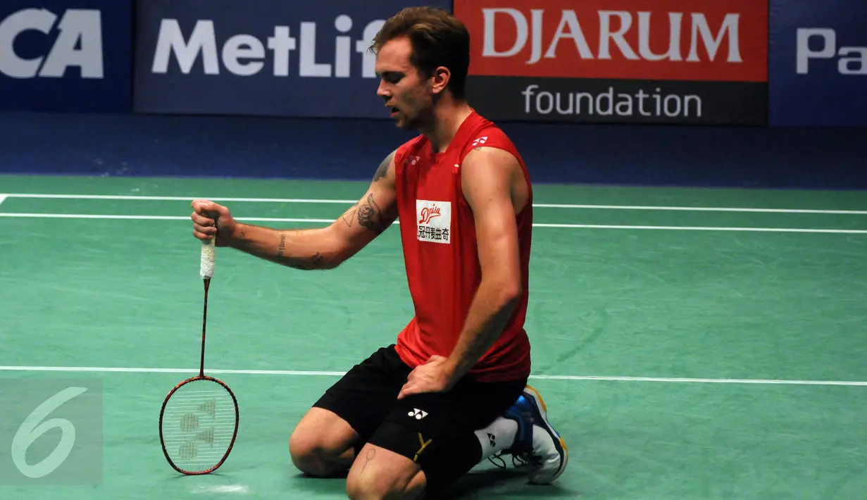Tunggal putra Denmark, Jan O Jorgensen terduduk saat laga melawan Lee Chong Wei (Malaysia) di final BCA Indonesia Open 2016, Jakarta, Minggu (5/6/2016). Lee Chong Wei unggul 17-21, 21-19, 21-17. (Liputan6.com/Helmi Fithriansyah)