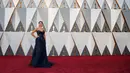 Aktris Sofia Vergara berpose pada red carpet Oscar 2016 di Hollywood, California, Minggu (28/2). Sofia tampil cukup klasik dalam balutan gaun strapless biru gelap yang dihiasi kristal. (REUTERS/Lucy Nicholson)