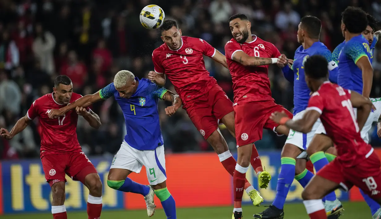 Bek timnas Tunisia Montassar Omar Talbi menyundul bola dan mencetak gol pertama untuk timnya ke gawang Brasil dalam laga uji coba internasional di Stadion Parc des Princes, Rabu (28/9/2022) dini hari WIB. Timnas Brasil menang dengan skor telak 5-1 atas Tunisia dalam pertandingan FIFA Matchday. (AP Photo/Christophe Ena)