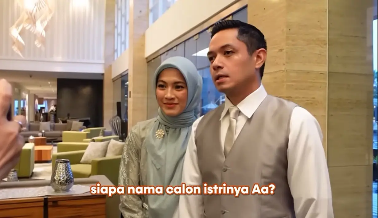 Momen itu terlihat dari unggahan di vlog The Bramantyo. Dalam tayangan tersebut, selain meminta doa untuk sahabatnya yang akan menikah, juga memberikan pertanyaan kepada artis senior yang menjadi gromsmen. "Siapa nama calon istrinya Aa (Sahrul Gunawan)," tanya seorang perempuan dalam vlog tersebut. Dude pun tampak bingung dan ketawa. [Youtube/The Bramantyo]