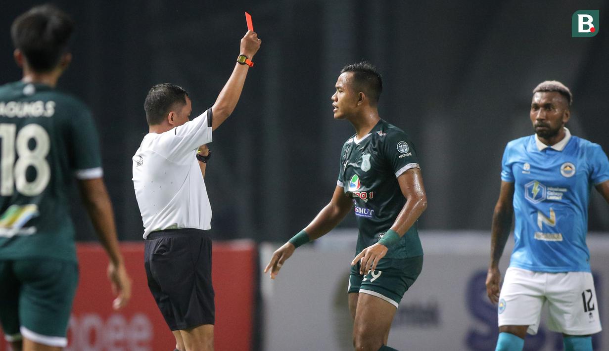 Pemain PSMS Medan, Joko Susilo medapatkan kartu merah dari wasit Tabrani saat menghadapi Sulut United dalam matchday pertama Grup Y Babak 8 Besar Liga 2 2021 di Stadion Wibawa Mukti, Cikarang, Kamis (16/12/2021). (Bola.com/Bagaskara Lazuardi)