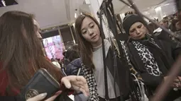Sejumlah wanita berburu barang fashion yang dibanderol dengan harga murah selama perayaan Black Friday di Macy Herald Square, New York,(26/11). Black Friday jatuh pada sehari tepat setelah perayaan Thanksgiving. (REUTERS/Andrew Kelly)