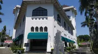 Gedung Wismilak Surabaya digeledah Polda Jatim. (Dian Kurniawan/Liputan6.com)