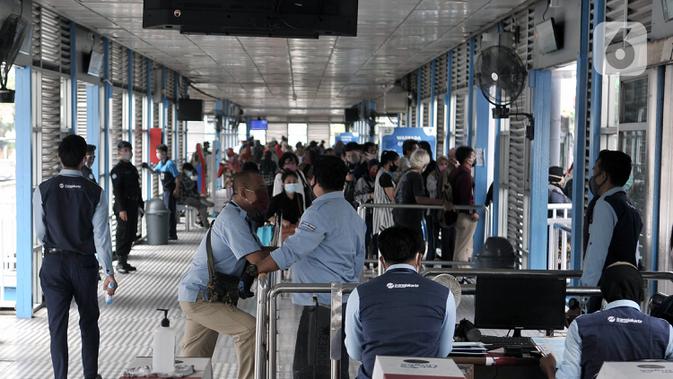 Aktivitas calon penumpang bus Transjakarta di Halte Harmoni, Jakarta, Selasa (16/6/2020). Seiring masa PSBB Transisi, PT Transjakarta menambah waktu operasional dari pukul 05.00-22.00 WIB untuk umum dan hingga 24.00 WIB untuk petugas kesehatan. (merdeka.com/Iqbal Nugroho)