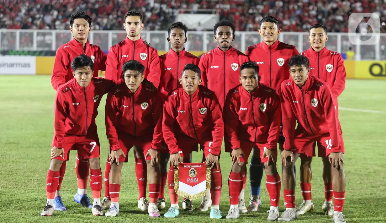 Pemain timnas Indonesia U-20 sesaat sebelum pertandingan kualifikasi Piala Asia U-20 grup F melawan Yaman di Stadion Madya, Kompleks Gelora Bung Karno, Jakarta, Minggu (29/9/2024). (Liputan6.com/Angga Yuniar)