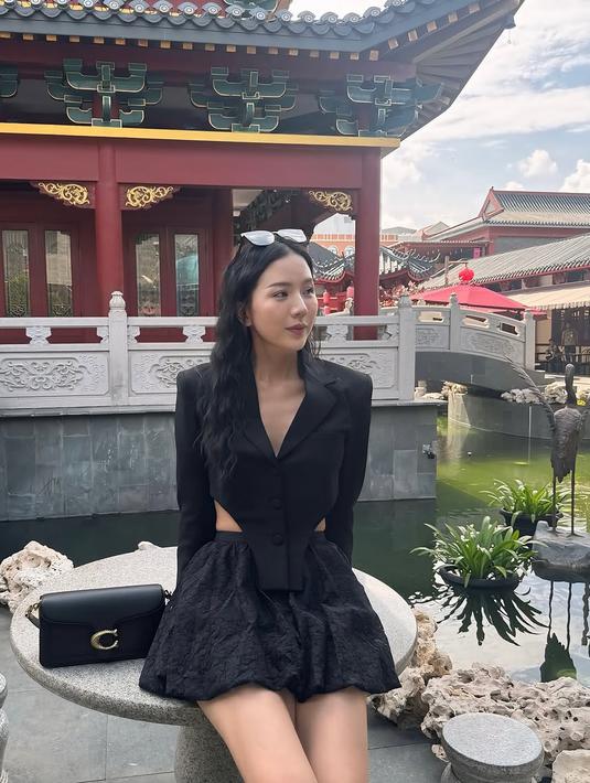 Di tengah badai rumah tangganya, gaya Agnes tetap mencuri perhatian. Penyanyi lagu “Mengemis Padaku” ini dikenal kerap mengenakan tas mewah dalam berbagai kesempatan. Dari acara eksklusif hingga sekadar jalan-jalan, ia selalu tampil dengan koleksi fashion berkelas. (Liputan6.com/IG/@agnes_jennifer)