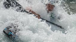 Juara dunia kayak 2015 asal Prancis, Boris Neveu, berlatih dalam tes event nomor kano dan kayak jelang olimpiade di Rio de Janeiro, Beazil, (26/11/2015). (AFP/Christophe Simon)