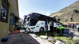 Polisi dan petugas penyelamat bekerja memindahkan bus pembawa turis asal Kolombia dan Venezuela di Pifo, Ekuador, Selasa (14/8). Polisi Ekuador menyatakan kedua kedutaan telah diberitahukan soal kecelakaan tersebut. (AP Photo/Carlos Noriega)