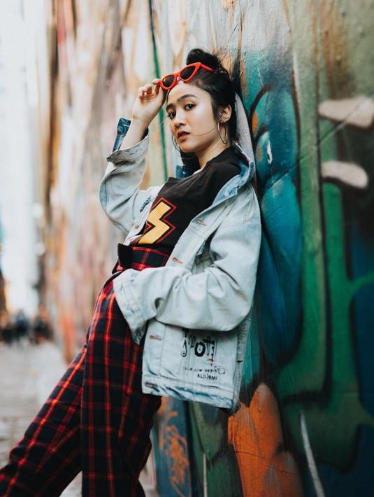 Foto Gaya Febby Rastanty Pakai Kacamata Hitam Tampil Trendi Hot Liputan6 Com