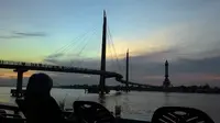 Indahnya Ngabuburit di Atas Sungai Terpanjang di Sumatera