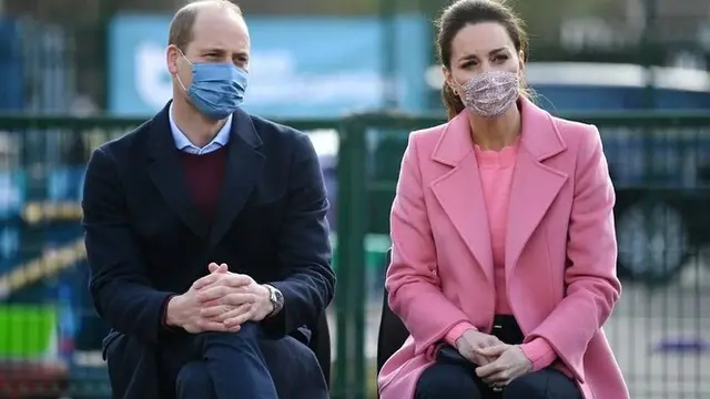 Kate Middleton Tampil Tenang dengan Busana Pink Setelah Wawancara Meghan Markle