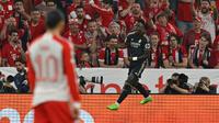 Penyerang Real Madrid, Vinicius Junior, menyelamatkan timnya dari kekalahan saat bersua Bayern Munchen pada laga leg pertama semifinal Liga Champions musim ini di Allianz Arena, Rabu (1/5/2024) dini hari WIB. Eksekusi penalti Vinicius pada menit ke-87 membuat duel kedua tim berakhir imbang 2-2. (AFP/Kirill KUDRYAVTSEV)
