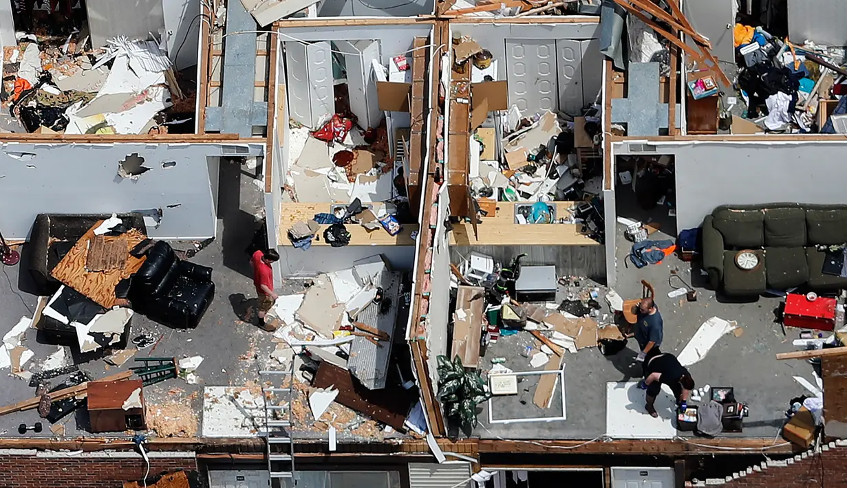 Kerusakan parah akibat tornado yang menerjang Jefferson City, Missouri, AS, Kamis (23/5/2019). Tornado juga menghantam ibu kota negara bagian, membawa hujan lebat, hujan es, angin, dan kilat. (AP Photo/Jeff Roberson)