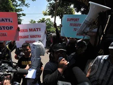 Massa dari Granat (Gerakan Nasional Anti Narkotika) menggelar aksi  demonstrasi di depan pintu masuk Dermaga Wijaya Pura, Cilacap, Jateng, Jumat (6/3). Massa menuntut Kejagung segera mengeksekusi mati gembong narkoba Bali Nine. (Liputan6.com/Johan Tallo)