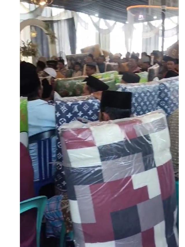 6 Potret Suvenir Berukuran Besar dari Kondangan, Kasur hingga Sangkar Burung