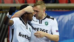Pemain Ludogorets, Virgil Misidjan, mencetak gol pertama ke gawang PSG dalam laga Grup Liga Champions di Stadion Parc des Princes, Paris, (6/12/2016).  (AFP/Miguel Medina)