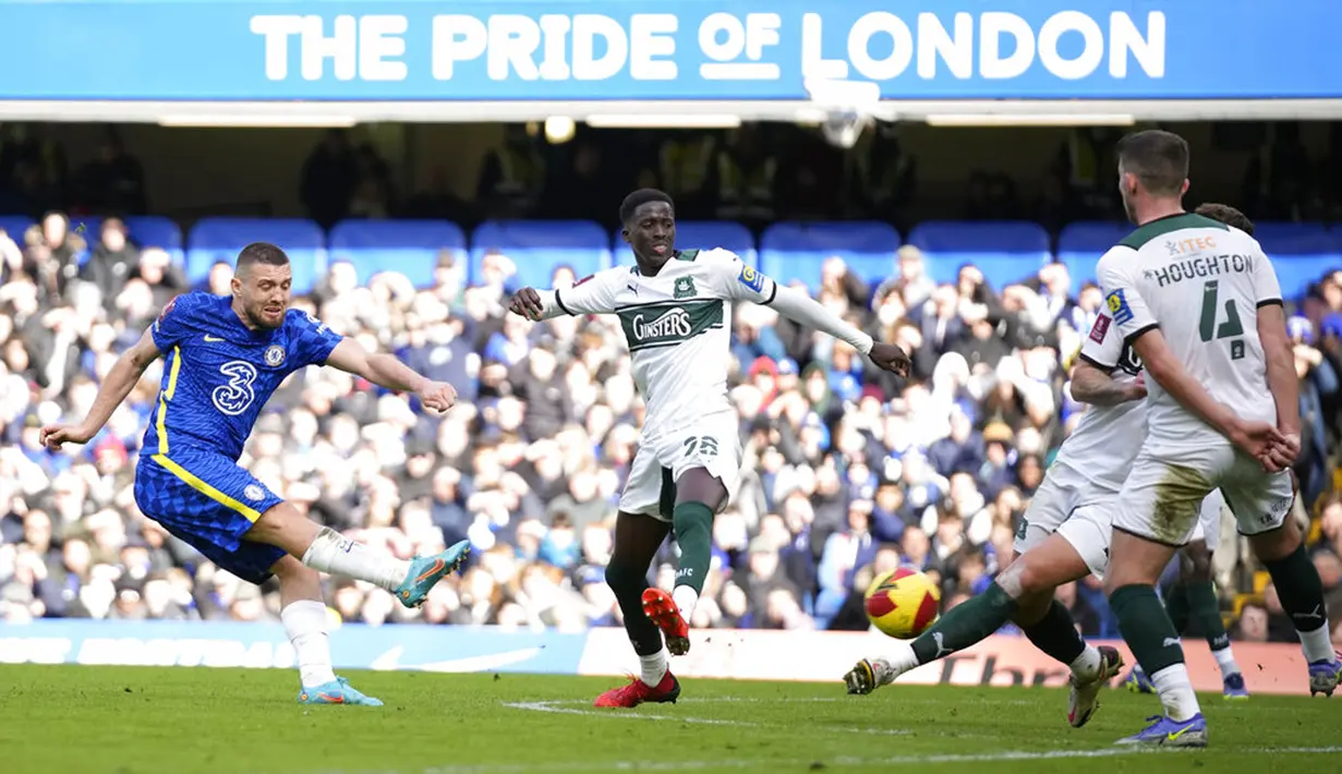 Pemain Chelsea Mateo Kovacic (kiri) mencoba melepaskan tembakan ke gawang dan diselamatkan oleh kiper Plymouth Argyle Michael Cooper pada putaran keempat Piala FA di Stadion Stamford Bridge, London, Inggris, 5 Februari 2022. Chelsea menang 2-1. (AP Photo/Matt Dunham)