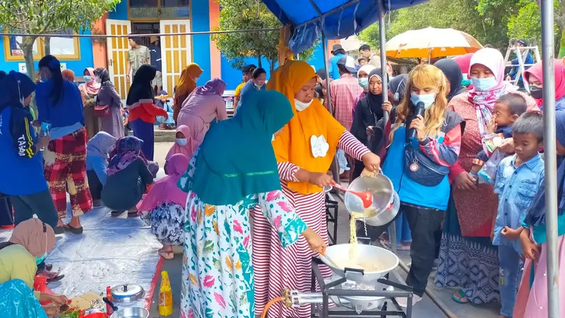 Sejumlah ibu ibu pengungsi Semeru ikut lomba memasak. (Dian Kurniawan/Liputan6.com)