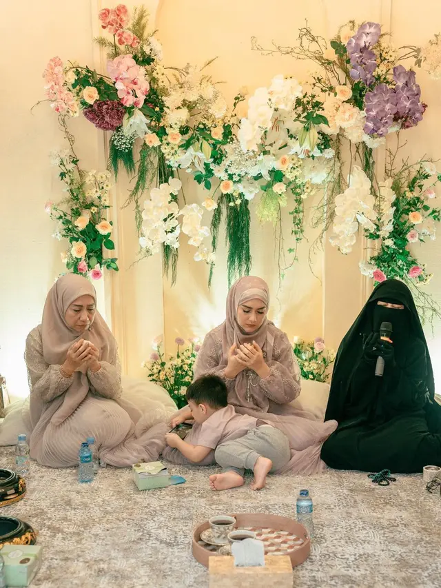 8 Potret Irish Bella Gelar Pengajian dan Tasyakuran di Rumah, Penuh Haru