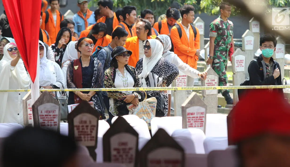 Warga menghadiri pemakaman Presiden ke-3 RI BJ Habibie di TMP Kalibata, Jakarta, Kamis (12/9/2019). Proses pemakaman Habibie terbuka untuk umum. (Liputan6.com/Herman Zakharia)