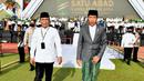 Presiden Joko Widodo atau Jokowi (kanan) bersama Ketua Umum Pengurus Besar Nahdlatul Ulama (PBNU) Yahya Cholil Staquf (kiri) saat menghadiri acara puncak satu abad Nahdlatul Ulama (NU) di Sidoarjo, Jawa Timur, Selasa (7/2/2023). Jokowi menilai NU sebagai organisasi Islam terbesar di dunia layak berkontribusi untuk masyarakat internasional. (Biro Pers Istana Kepresidenan/Agus Suparto)