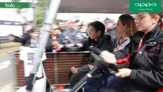 Pebalap Manor Racing asal Indonesia, Rio Haryanto menyapa fans saat berada di fan zone jelang GP Australia di Sirkuit Albert Park, Melbourne, Sabtu (19/3/2016). (Bola.com/Yus Mei Sawitri)