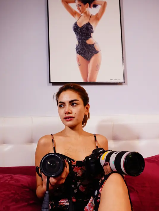 Meski telah memiliki dua anak, Nikita Mirzani tetap memiliki tubuh indah nan seksi. Selain menjalani tanggung jawabnya sebagai seorang ibu, Nikita Mirzani juga menjadi narasumber di Liputan6.com baru-baru ini. (Adit SCM/Bintang.com)