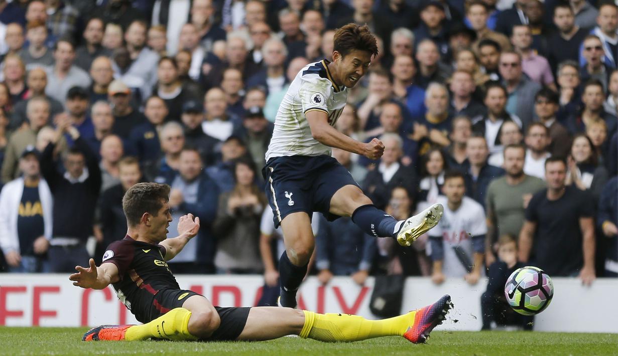 Pemain Tottenham Hotspur, Son Heung-min melakukan tembakan saat dihadang pemain Manchester City pada lanjutan Premier League di Stadion White Hart Lane, London, Minggu (2/10/2016). (AP/Frank Augstein)