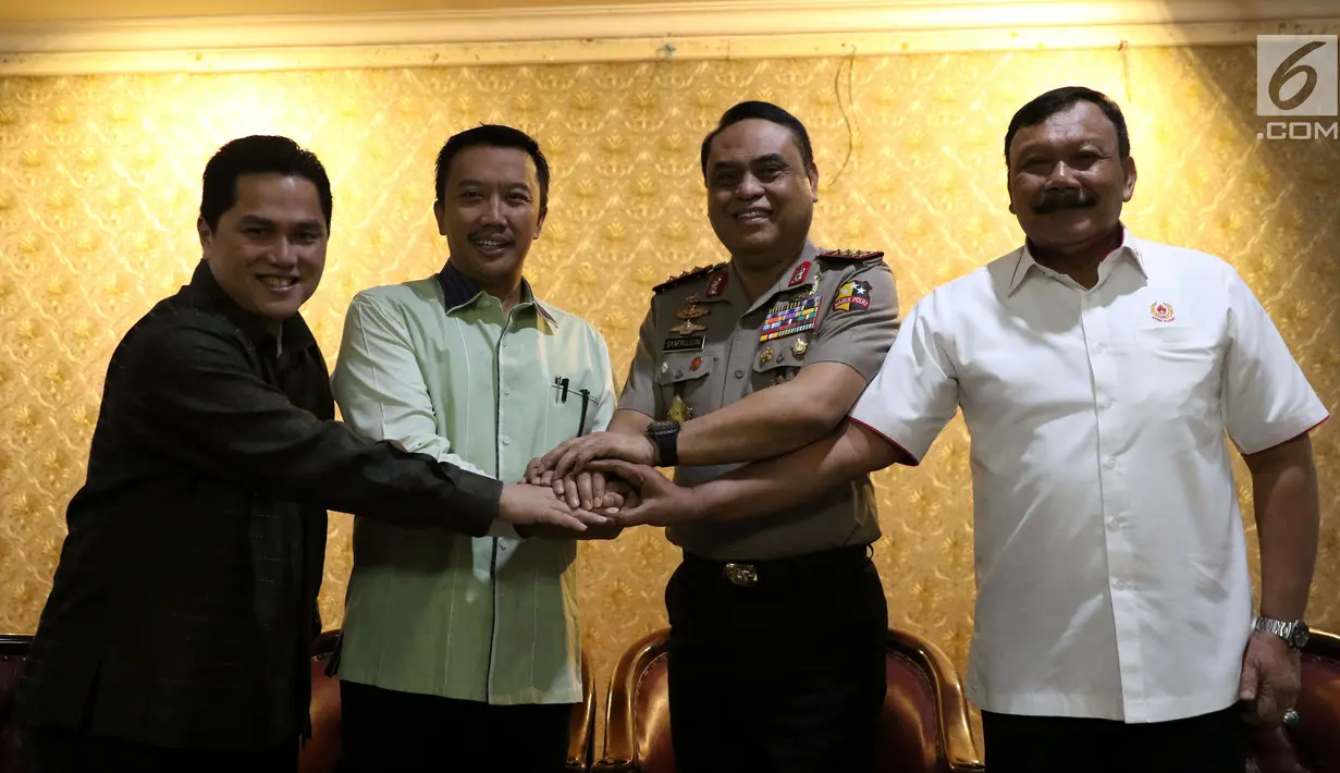 Menpora Imam Nahrawi (kedua kiri) berjabat tangan dengan Ketua KOI Erick Tohir (kiri), CdM Indonesia untuk Asian Games Komjen Syafruddin (kedua kanan) dan Waketum I KONI Suwarno (kanan) di Jakarta, Jumat (12/1).  (Liputan6.com/Angga Yuniar)