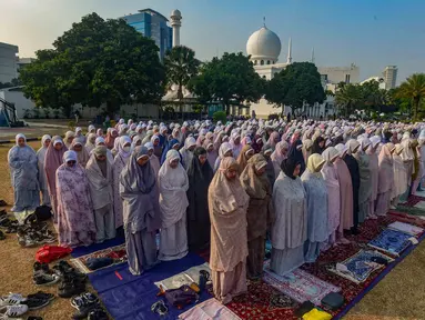 Umat Islam melaksanakan Shalat Istisqa di halaman Mesjid Al Azhar, Jakarta, Selasa, 1 September 2026. (KLY/ Arie Basuki).