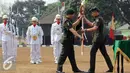Letkol Inf Rionardo  memberikan tongkat komando kepada Mayor Inf Agus H Yudhoyono saat upacara sertijab di Markas Yonif Mekanis 203, Tangerang (22/8/2015). Agus resmi menjabat Komandan Batalyon Infanteri Mekanis 203. (Liputan6.com/Helmi Afandi)