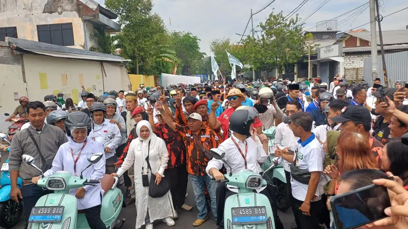 Khofifah-Emil Dardak daftar Pilkada Jatim ke KPU naik motor listrik. (Dian Kurniawan/Liputan6.com)