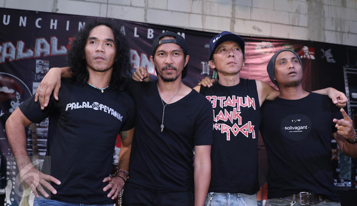 Grup band Slank berpose usai meluncurkan album terbaru mereka bertajuk "Palalopeyank"Jakarta, Selasa (7/2). Pada album baru tersebut berisikan 12 lagu diantaranya NgeRock, Terlalu Pahit, Rock n' roll Terus dan Palalopeyank.(Liputan6.com/Herman Zakharia)