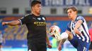 Gelandang Manchester City, Rodrigo berebut bola dengan pemain Brighton and Hove Albion, Leandro Trossard pada Pekan ke-35 Liga Inggris di stadion The American Express, Minggu (12/7/2020). Manchester City berpesta gol di markas Brighton. (Julian Finney/Pool via AP)