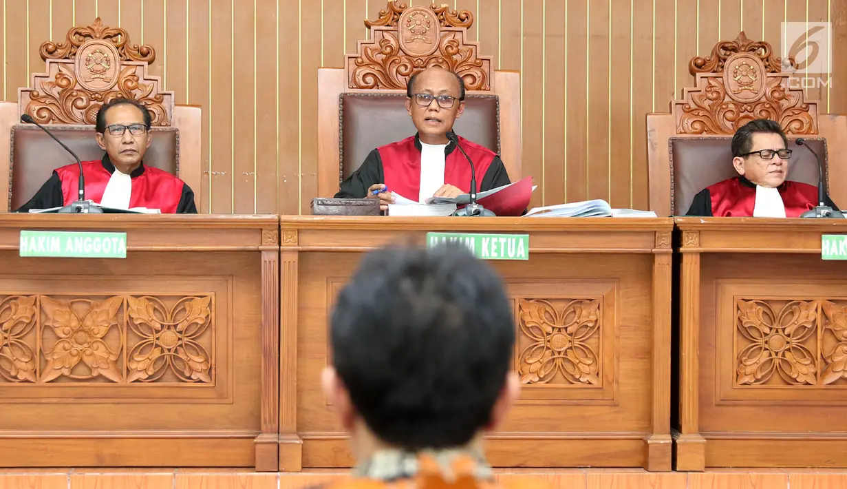 Majelis Hakim memimpin sidang perdana Gatot Brajamusti atau Aa Gatot di PN Jakarta Selatan, Selasa (10/10). Gatot menjalani sidang pembacaan dakwaan kasus kepemilikan senjata api ilegal serta kepemilikan satwa liar. (Liputan6.com/Immanuel Antonius)