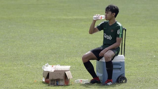Pemain Timnas Indonesia U-22, Luthfi Kamal, melepas dahaga usai latihan. (Bola.com/Yoppy Renato)
