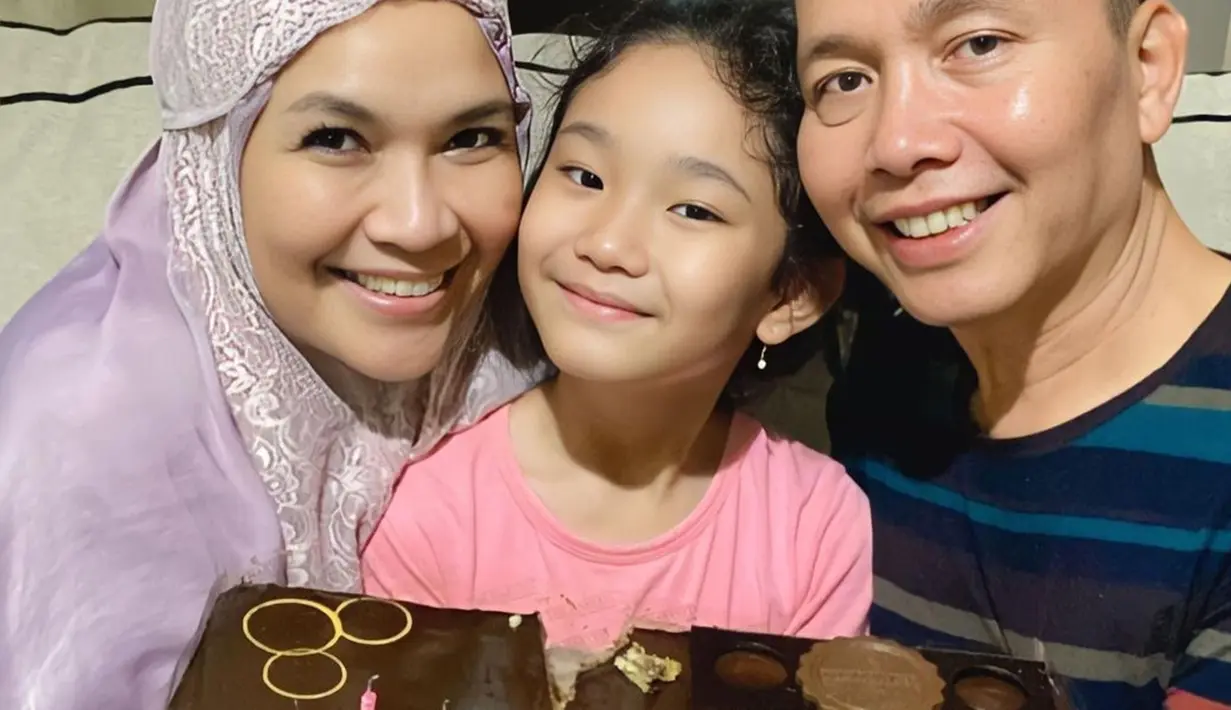 Momen bahagia itu juga turut dihadiri oleh Ayah Rozak dan Umi Kalsum. Kakek dan nenek Bilqis begitu menyayangi cucu pertamanya itu. Dengan memegang kue tart yang besar, mereka pun berfoto bersama. (Liputan6.com/IG/@ayutingting92)