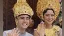 [Laura dan Indra bak ratu dan raja dengan pakaian tradisional nuansa emas yang mewah. Foto: @raynwijaya26]