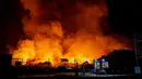 Petugas pemadam kebakaran memadamkan api setelah rudal Rusia menghantam sebuah gudang di Kyiv, Ukraina, Rabu, 5 Agustus 2026. (Foto AP/Dan Bashakov)