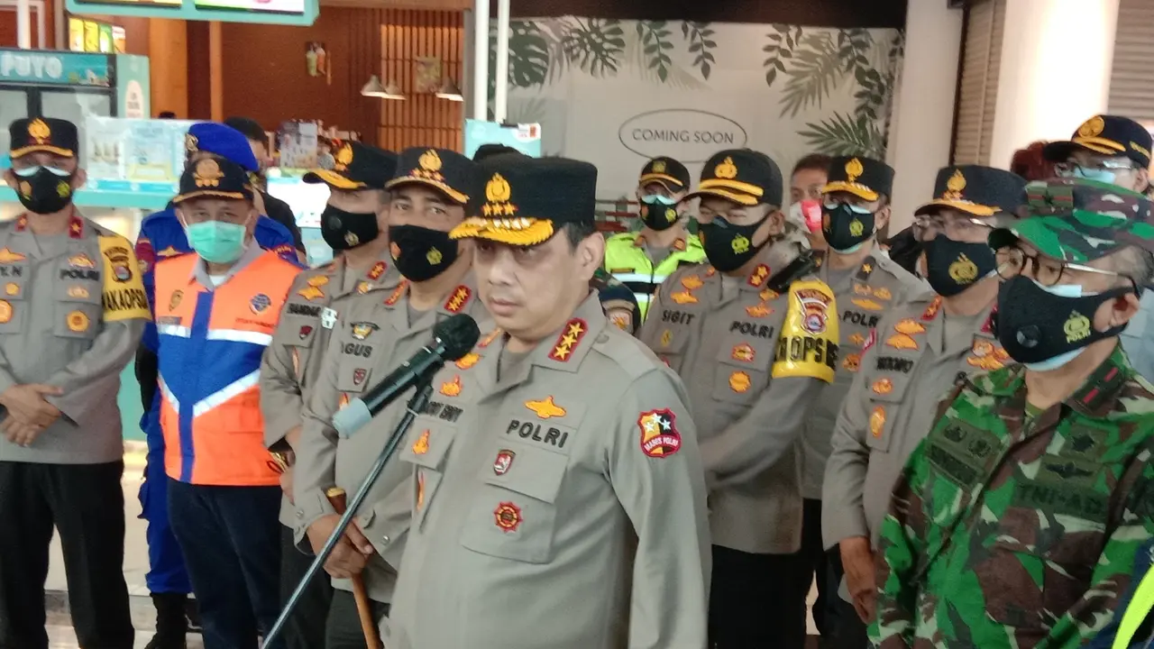 Wakapolri, Komjen Pol Gatot Eddy Pramono, Memantau Pelabuhan Merak, Kota Cilegon, Banten. (Kamis,24/12/2020). (Yandhi Deslatama/Liputan6.com)