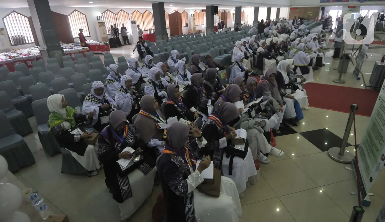 Di tempat ini juga mereka dipasangkan gelang haji. (merdeka.com/Imam Buhori)