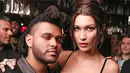 Usai tertangkap berbincang berdua, ternyata The Weeknd dan Bella Hadid pun bermesraan. (popcake.tv)