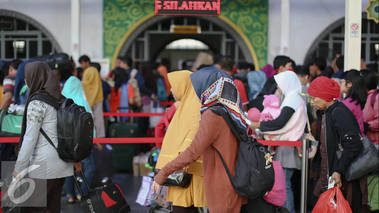 20160703-H-3 Pemudik Mulai Padati Stasiun Kereta Api Senen