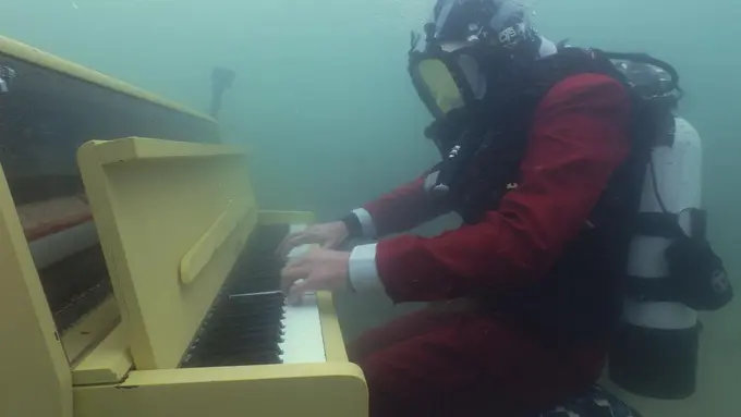 Viral Pianis Joe Jenkins Berhasil Memainkan Piano Didasar Laut