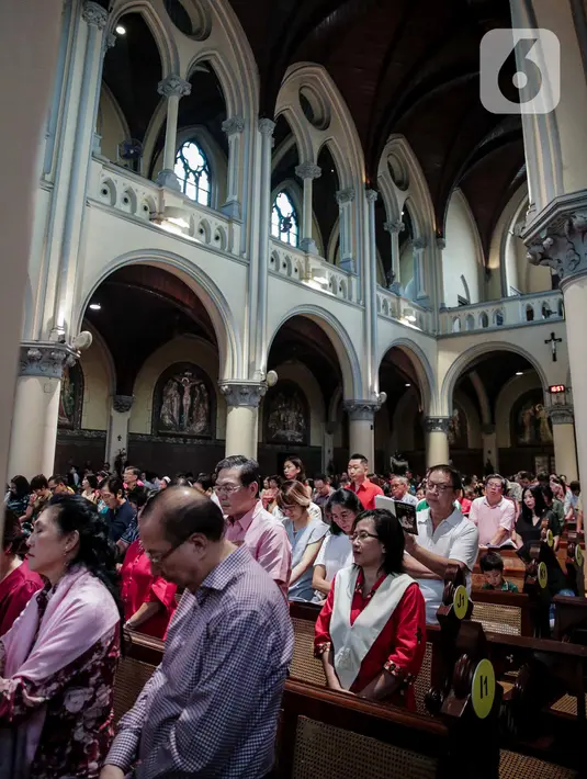 Jemaat melaksanakan misa malam Natal di Gereja Katedral, Jakarta, Selasa (24/12/2019). Perayaan Natal tahun ini bertema 'Hiduplah sebagai Sahabat bagi Semua Orang'. (Liputan6.com/Faizal Fanani)